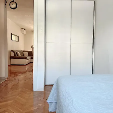 Apartman Isabela - 3 Bedrooms - Near To Mall Of *